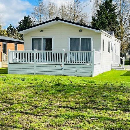 Graceland Lodge With Hot Tub Barmby on the Moor Exterior foto